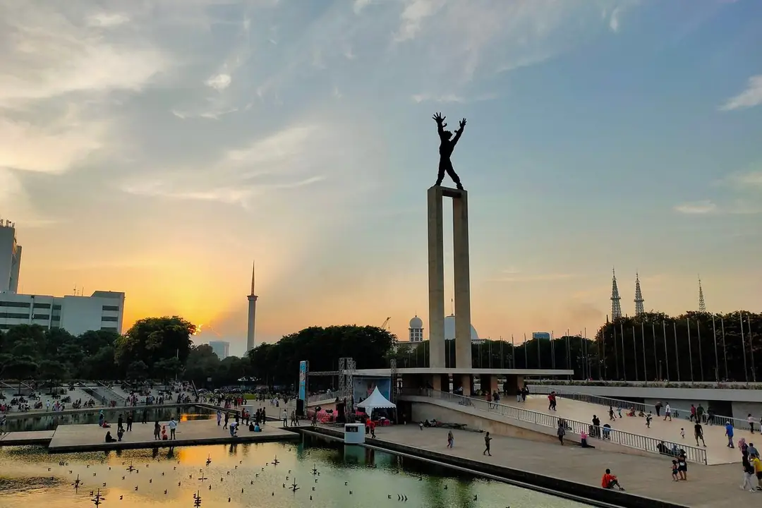 Monumen Pembebasan Irian Barat di Lapangan Banteng saat senja